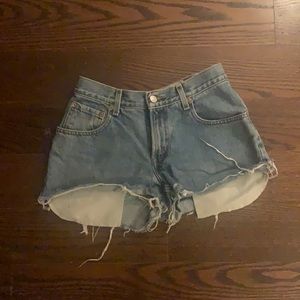 Levi cut off shorts with pocket accent